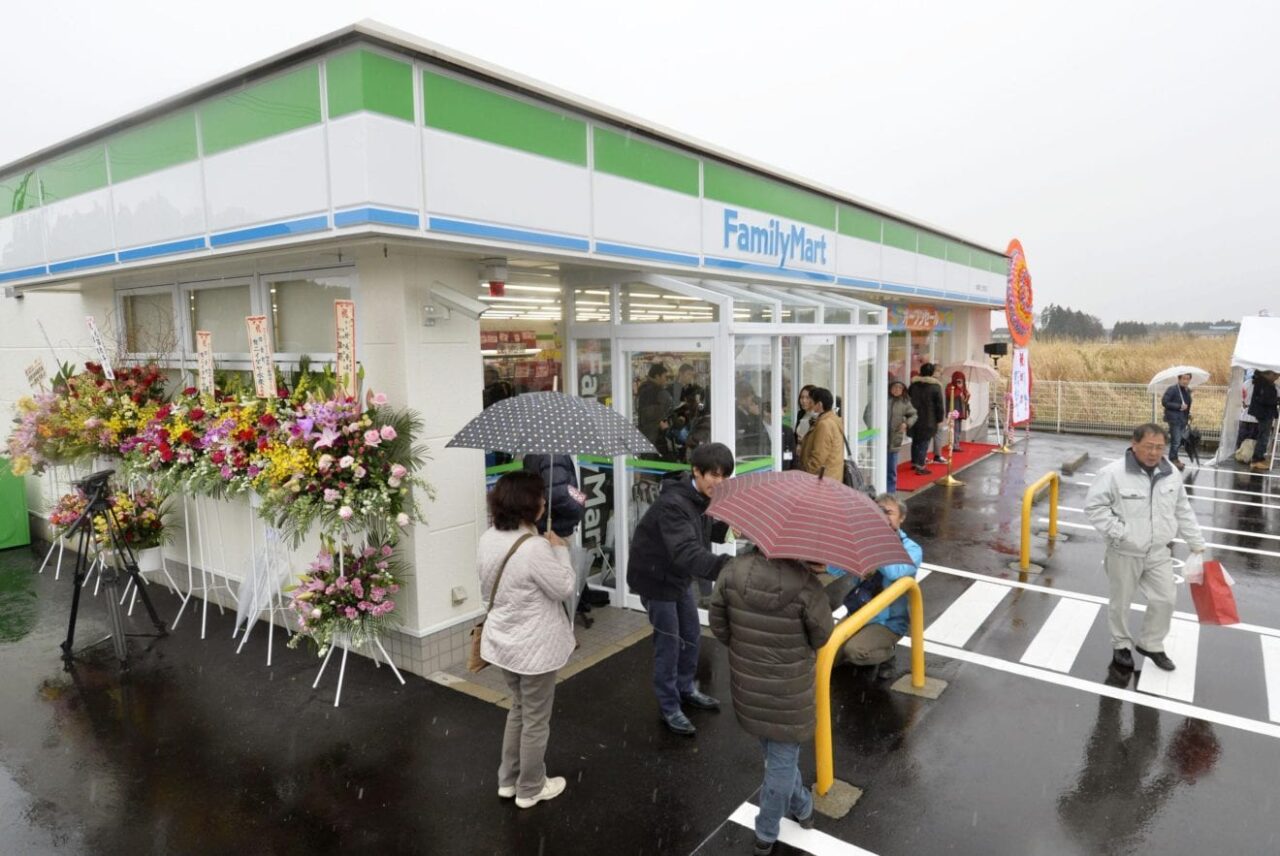FamilyMart in talks to buy Cocostore