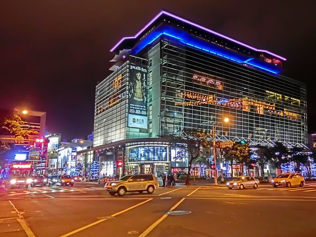 1024px TW 台北 Taipei 信義區 Xinyi District 松智路 Songzhi Road 紐約紐約展覽購物中心 ATT4Fun shopping mall 松壽路 SongShou Road night Feb 2013