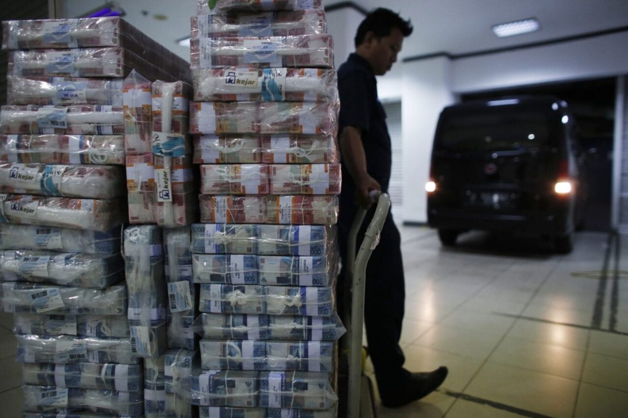 2014 11 18T094354Z 569148583 GM1EABI1D6F01 RTRMADP 3 INDONESIA SUBSIDIES