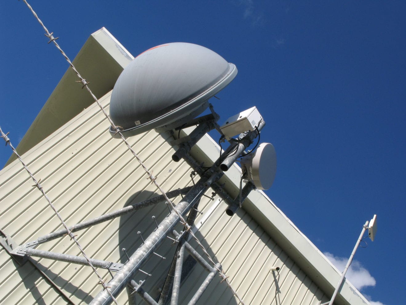 Singapore pulls plug on 2G mobile networks, to reuse airwaves for newer 4G services