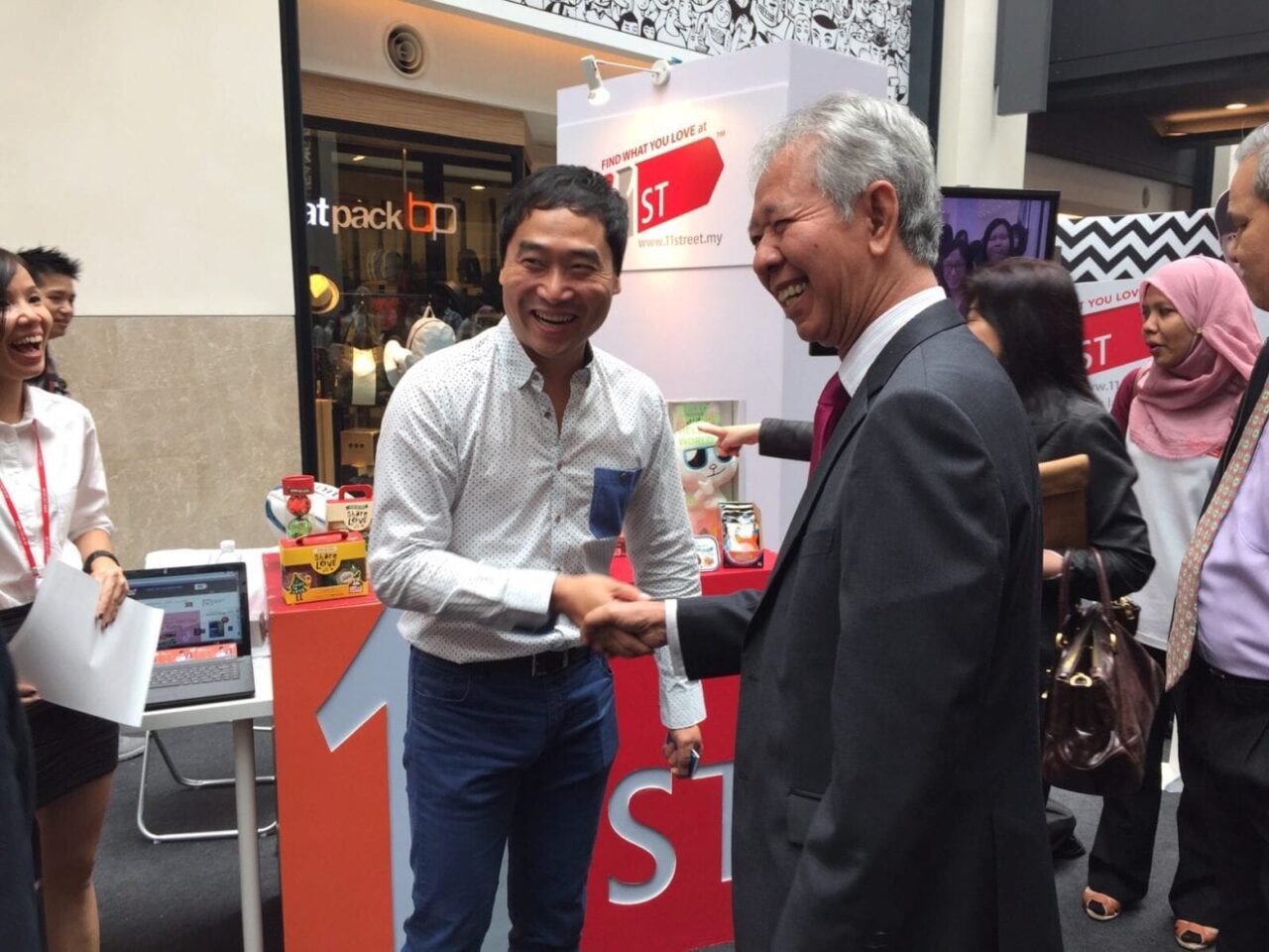 Tan Sri Abdul Halim Ali Chairman of the Board of the MDeC welcomes Bruce Lim from 11street at the launch of MYCyberSALE at Publika today1
