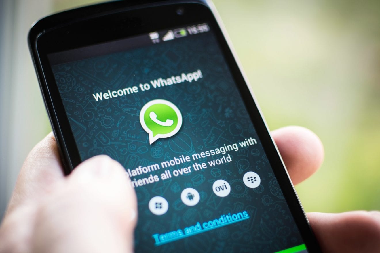 WhatsApp for iOS remains without dark mode