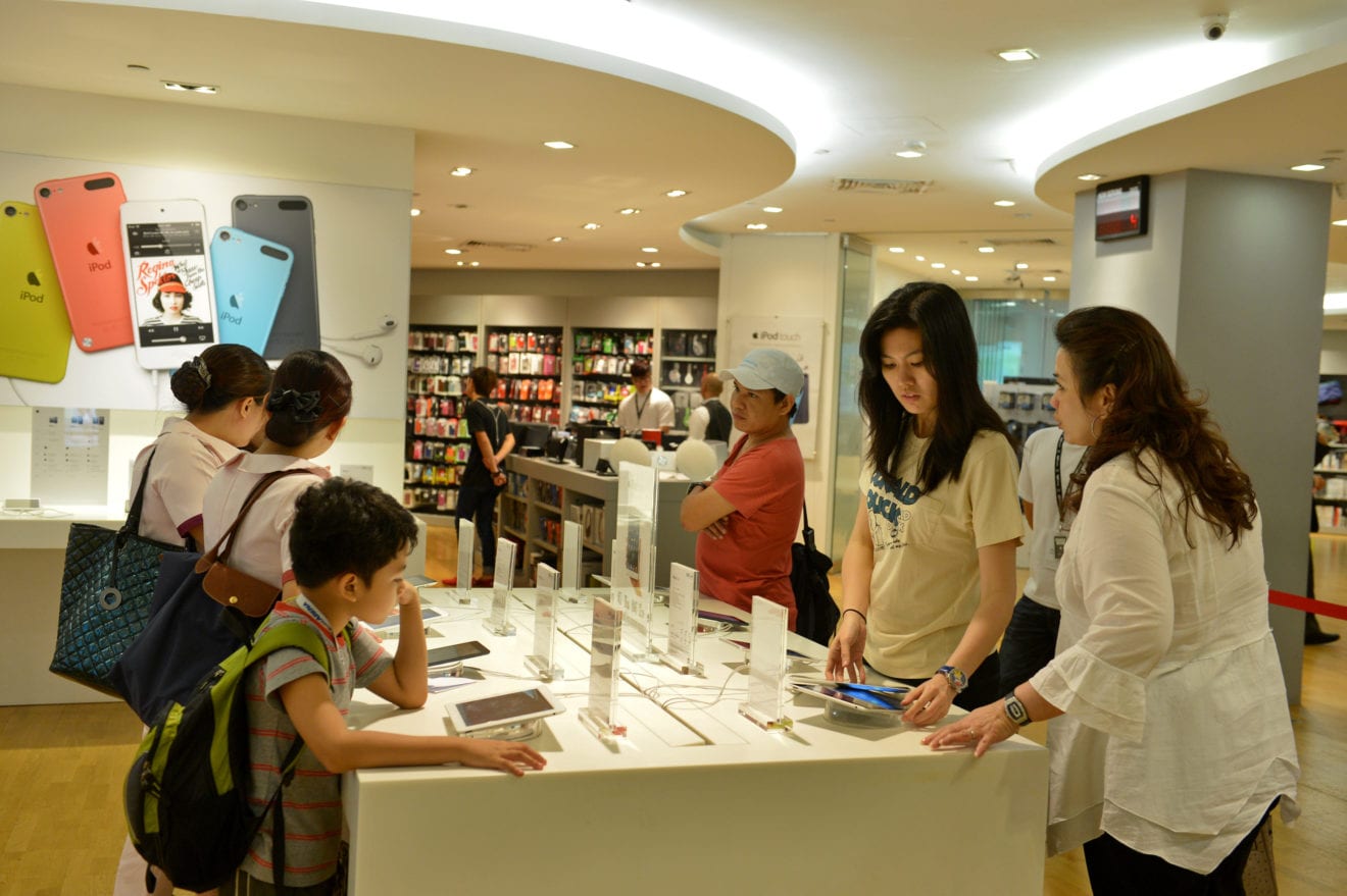 Apple asks unauthorized phone shops in Vietnam to remove logo