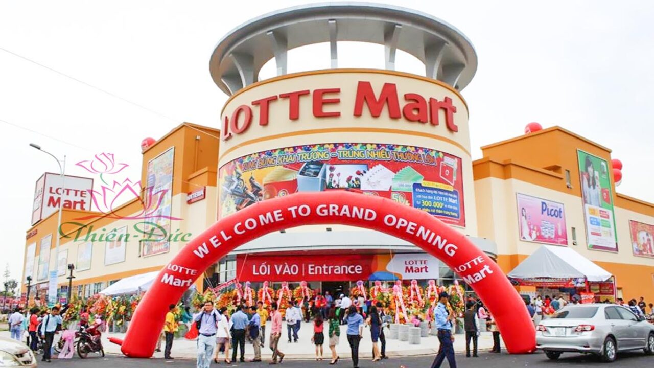 Women now running the stores at Lotte Mart