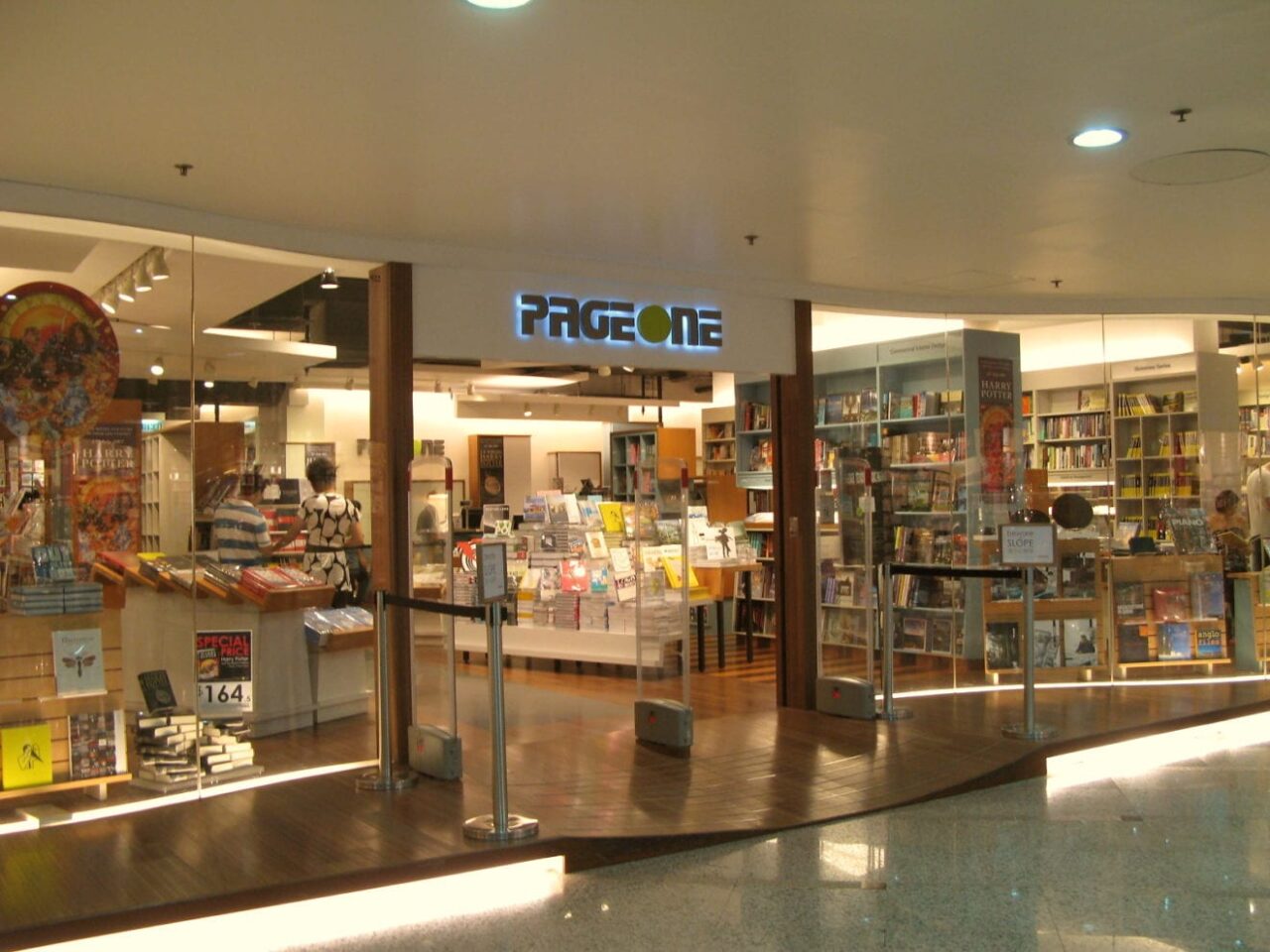 Hong Kong airport cuts back on bookshops: Page One out, new mainland-based operator takes over