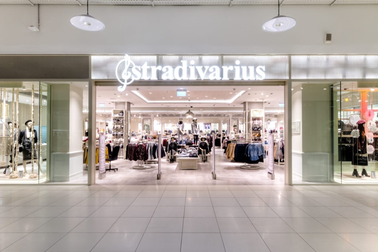 Stradivarius mid-air pop-up a world-first