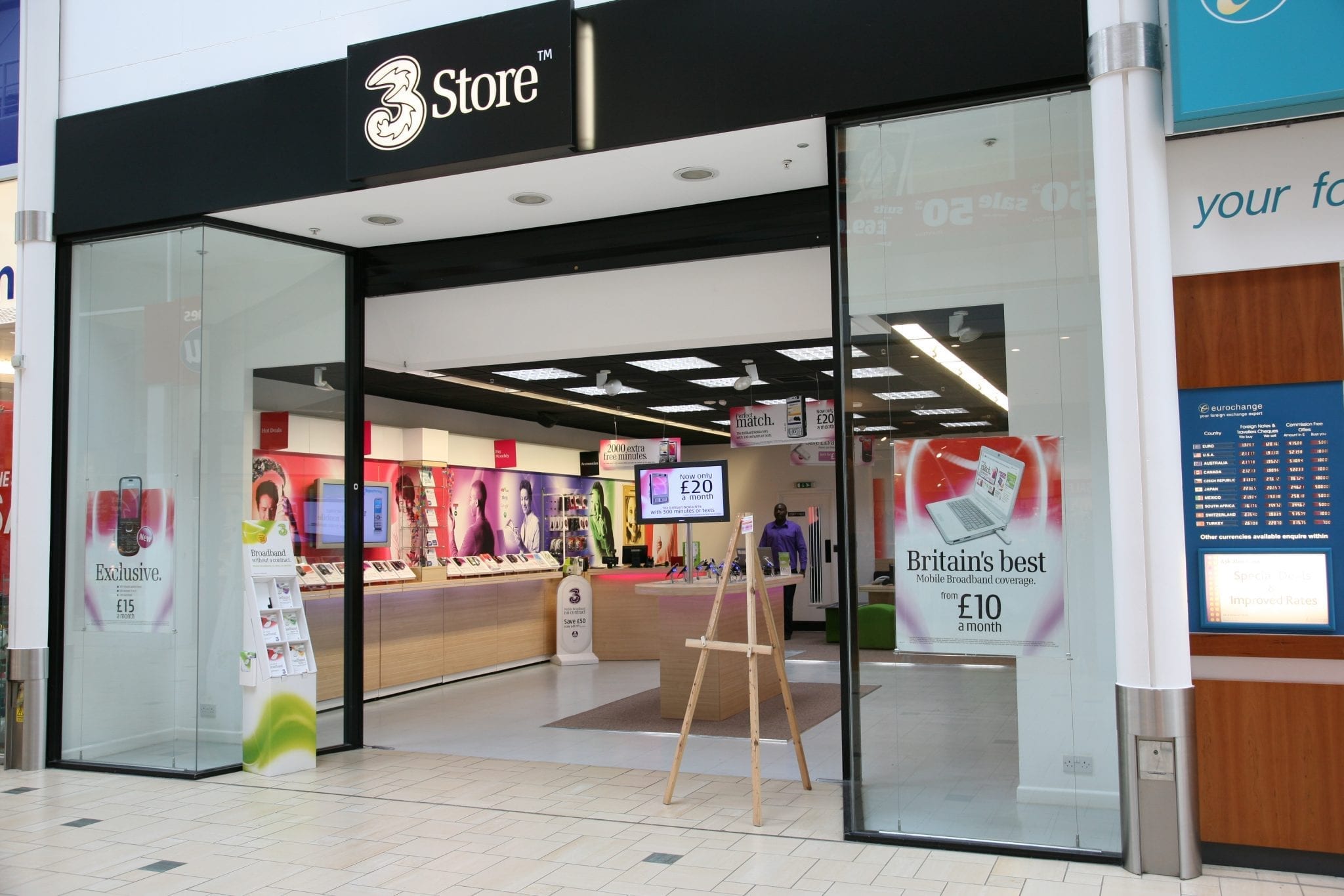 3 HK unveils new roaming services