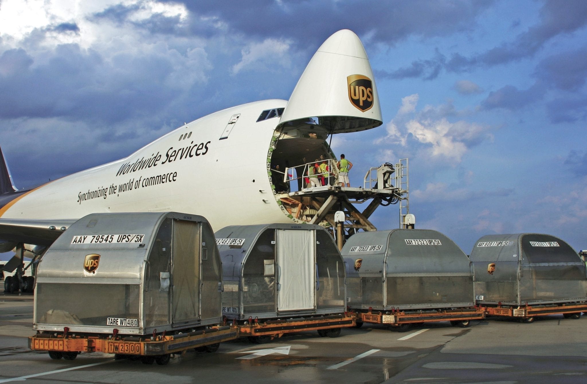 UPS Orders 14x 747
