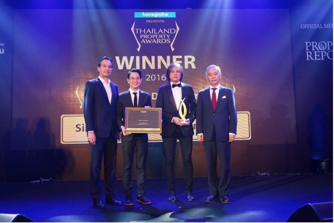 Dan Tantisunthorn Charnchai Cherdchuwongthanakorn Paiboon Jaikla Siam Piwats Senior Executives collected award from Suwat Liptapanlop representative of the judges