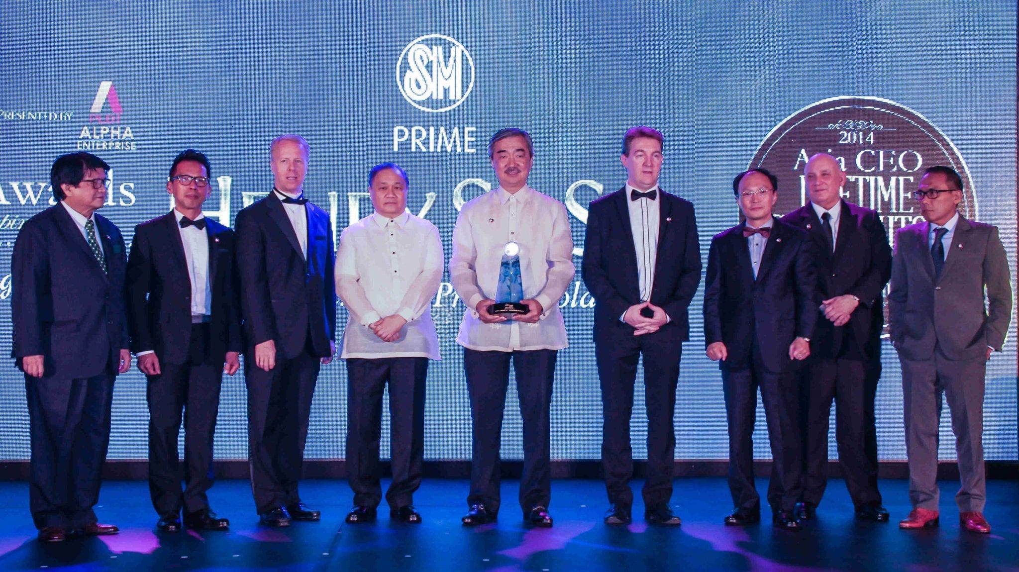 SM founder Sy receives lifetime achievement award