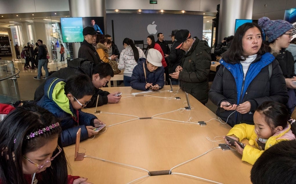 iPhone helps dial up Nov retail sales growth to 2-year high
