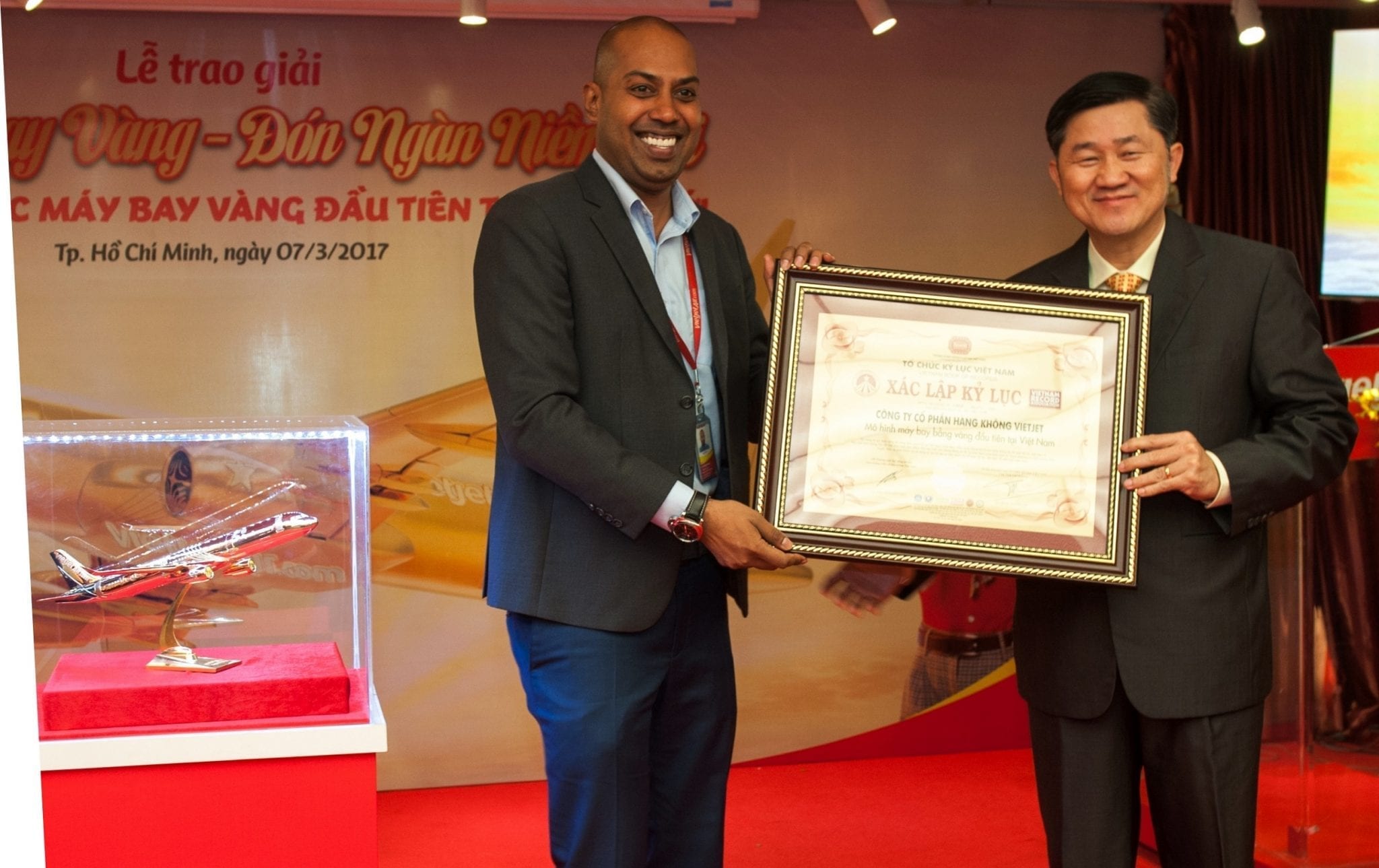 Vietjet awards a one-kilogram golden aircraft to Lucky Draw winning passenger