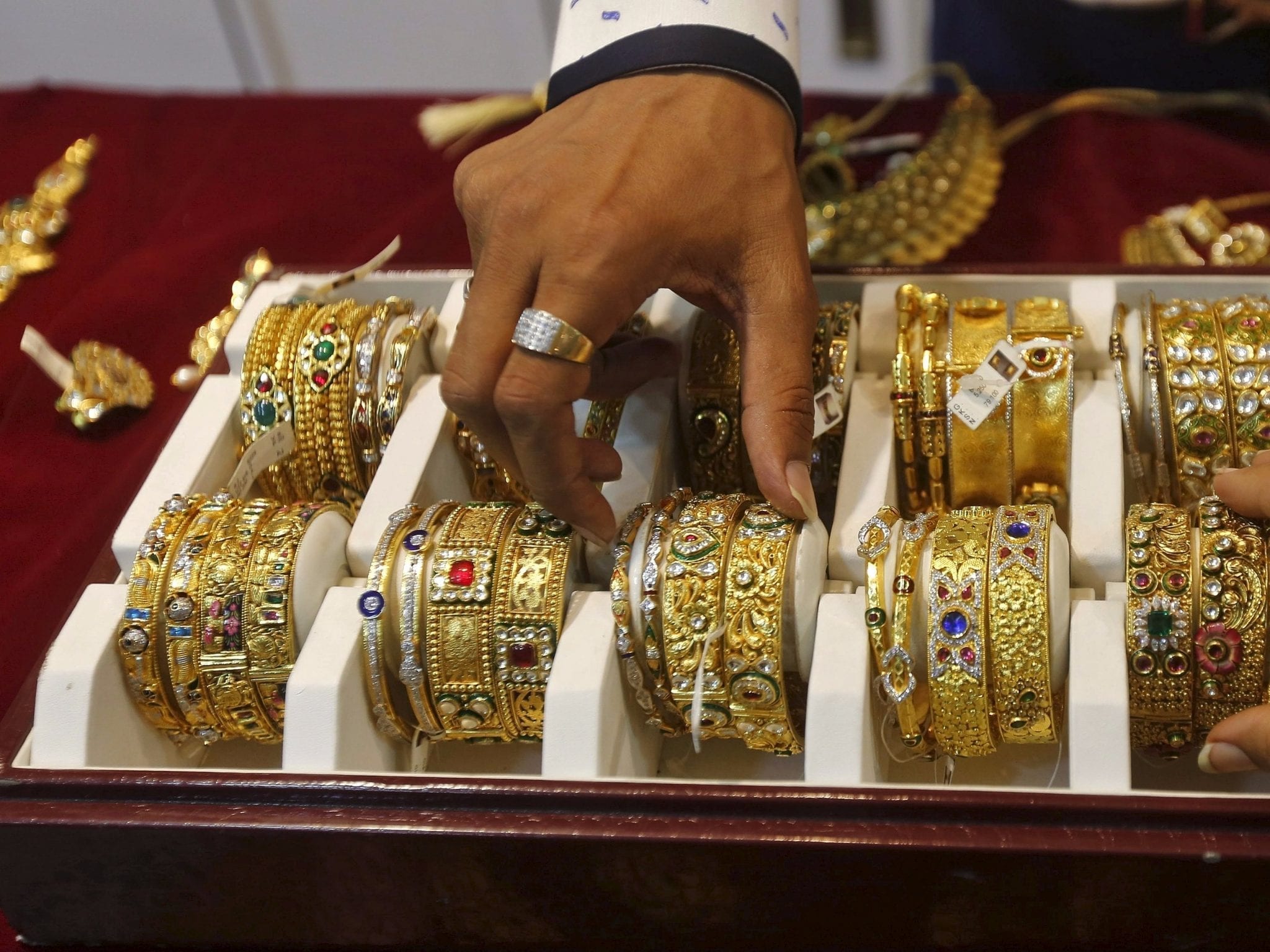 Vietnams Gold Prices Take a Hit, Nears January Low as Global Rates Tumble
