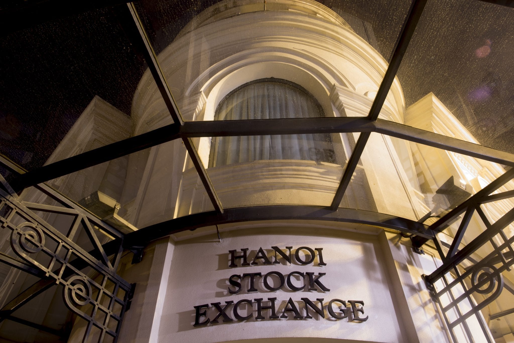 Vietnamese stocks fall after 8 sessions of gain, Thailand extends rise
