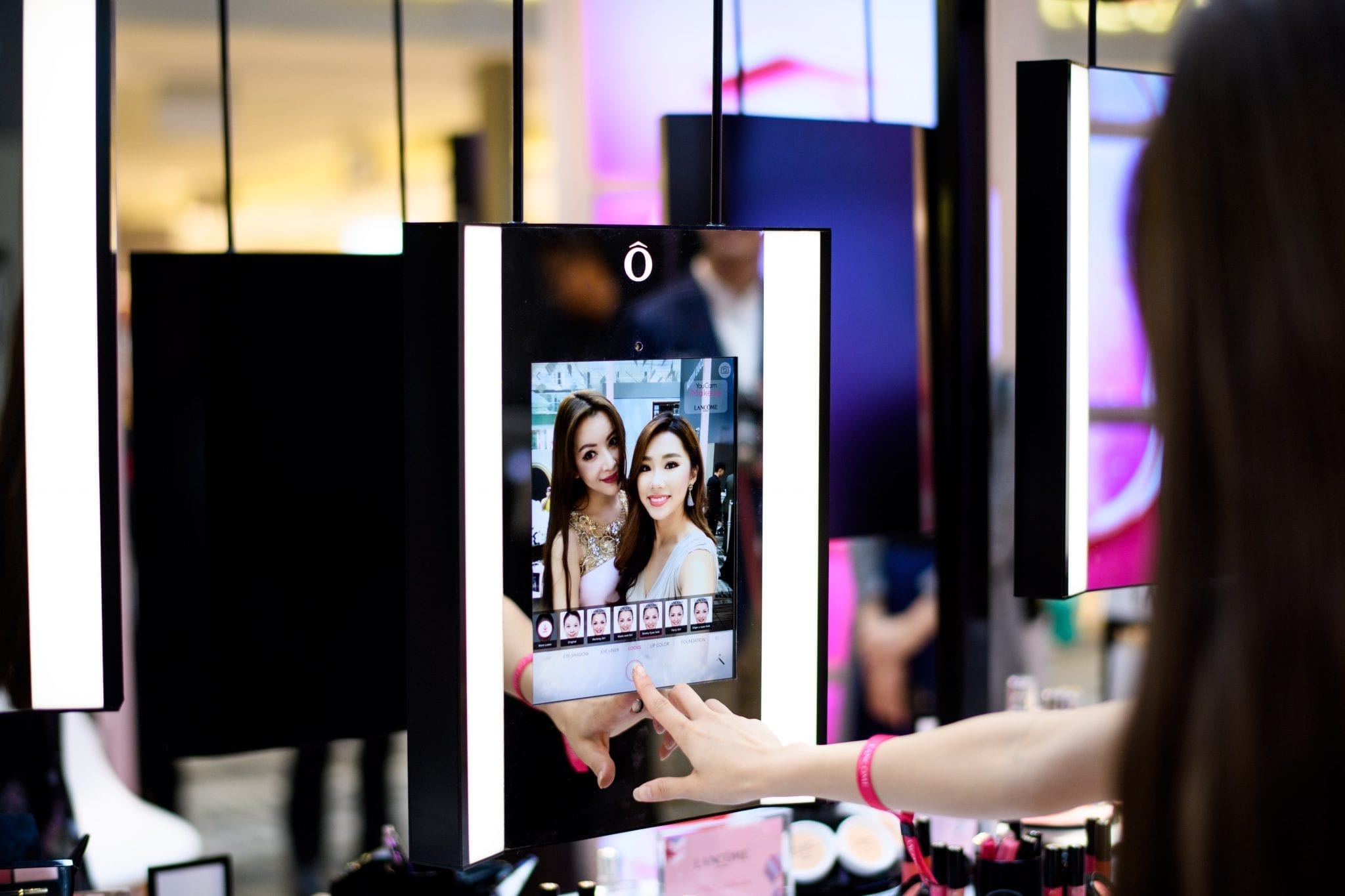 Retailers, mall operators embrace high technology