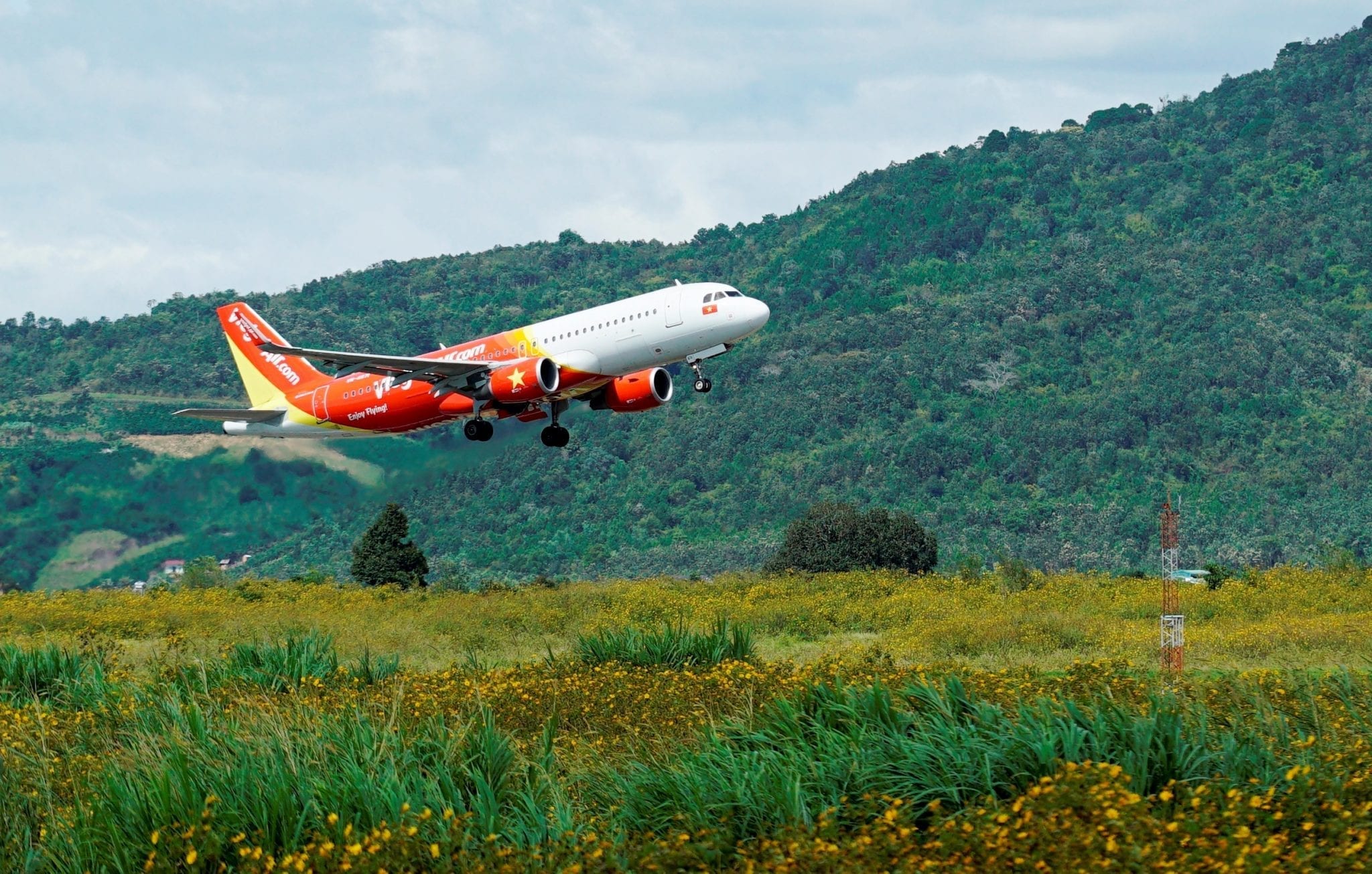 Vietjet seeks shareholders opinion on dividend payout increase for 2017