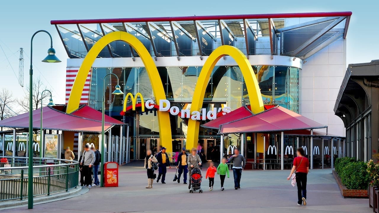 “McDonald’s Records Sweeping Sales Surge Globally Amidst Challenging Environment”