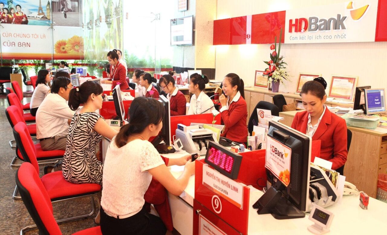 Private banks drive VN-Index pull-back
