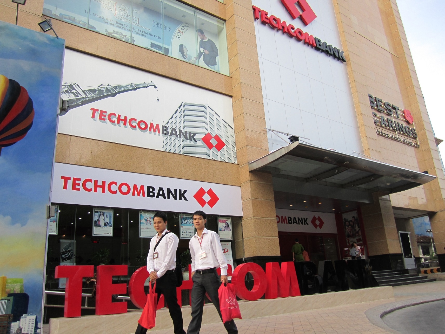 Moody’s lowers Techcombank ratings