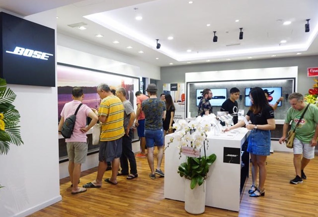 Bose shutting stores across Australia, North America, Europe, Japan
