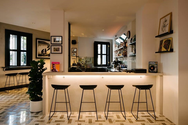 When vinyl music and cocktails meet in cafe concept