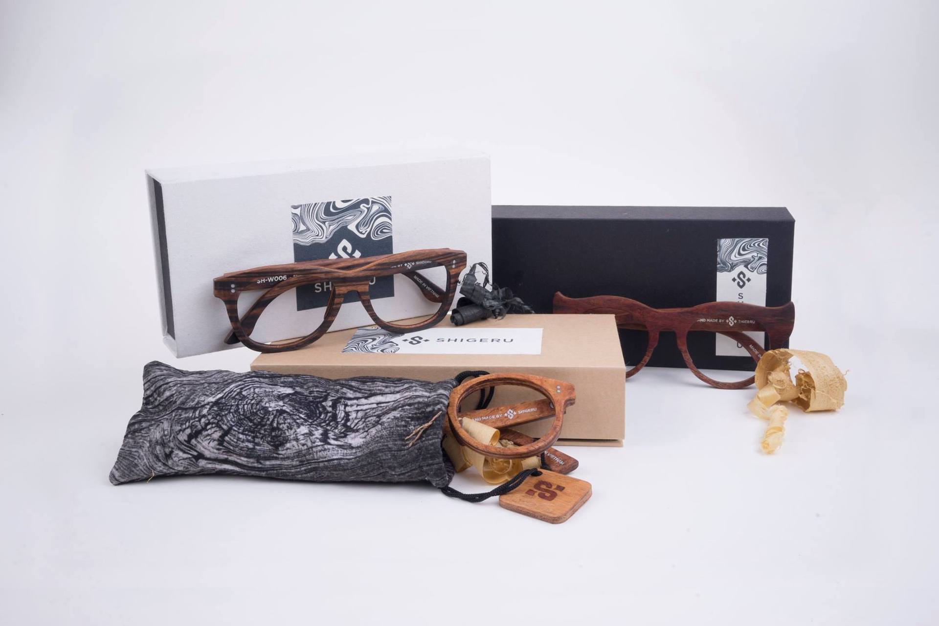 Vietnamese entrepreneur makes glasses with wooden frames