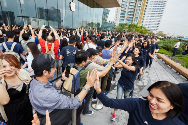 Apple Iconsiam opens in Bangkok customers gather on roof terrace 11112018 big.jpg.large