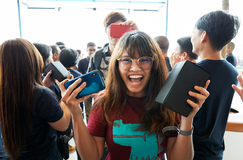 Apple Iconsiam opens in Bangkok woman with product 11112018 big.jpg.large 