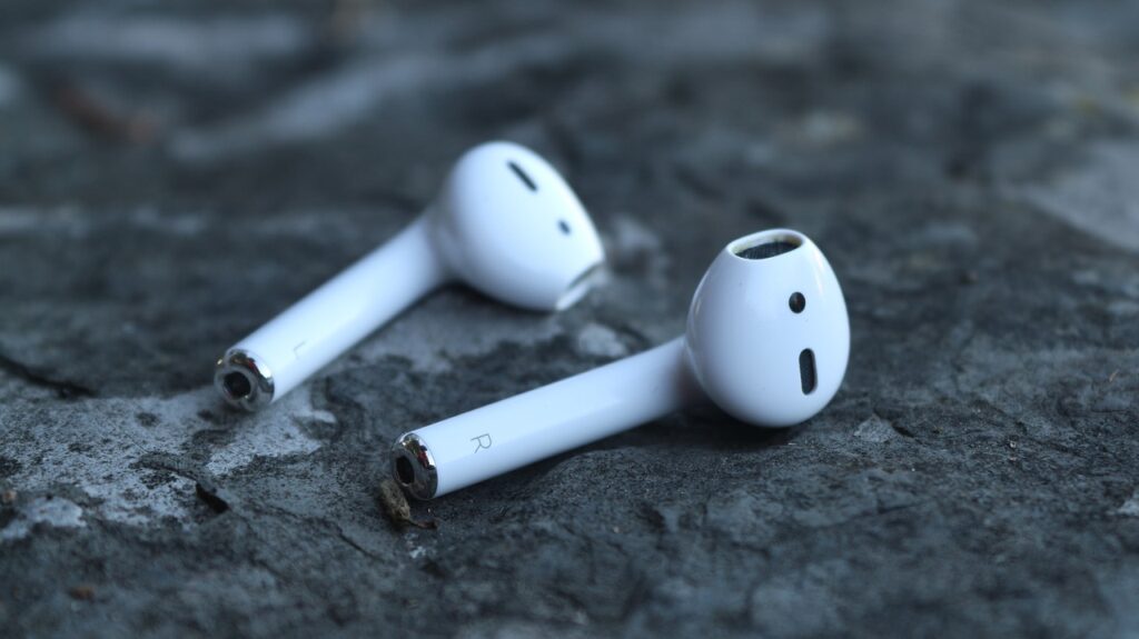 Apple AirPods vs EarPods