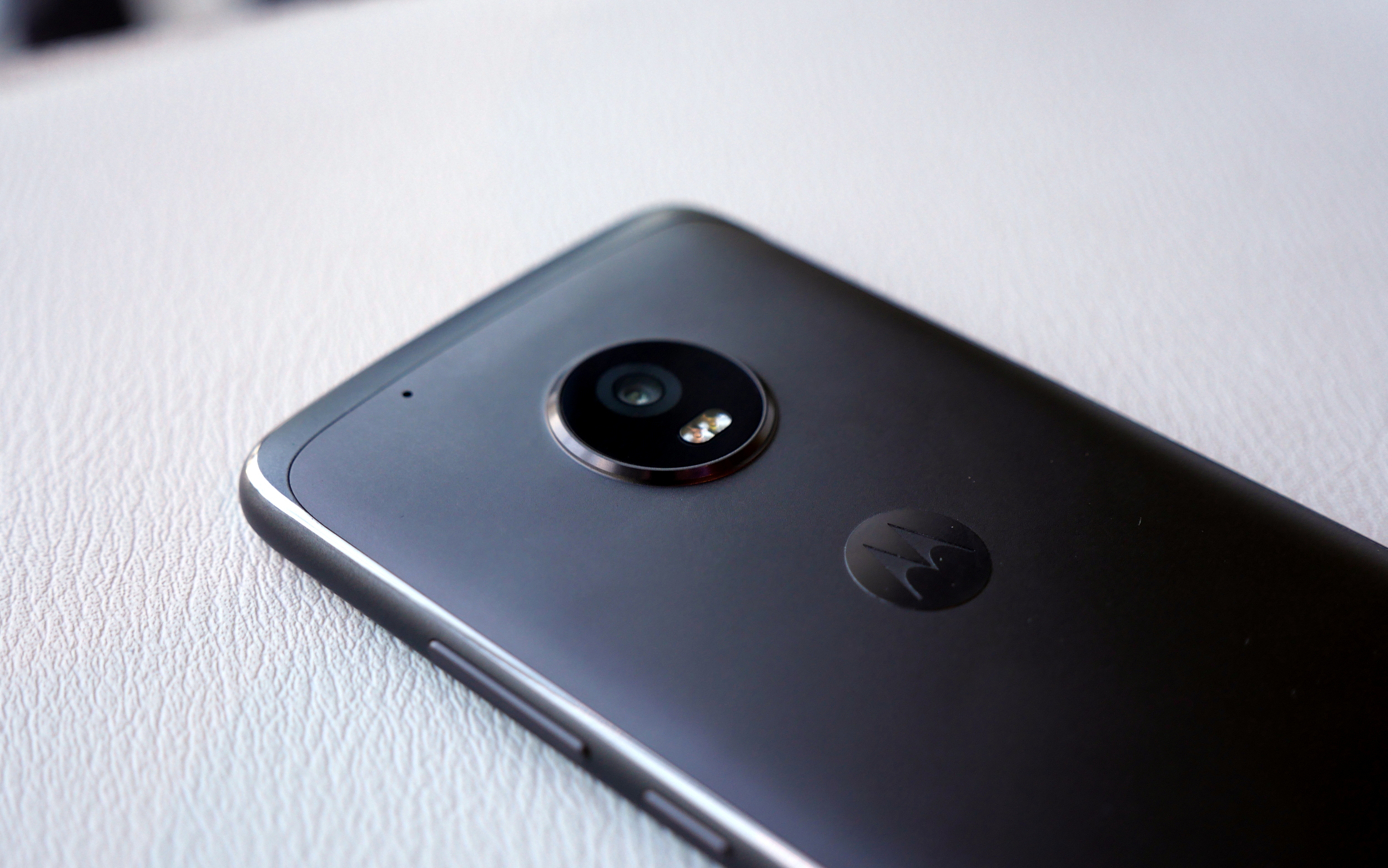 Motorola’s smartphones could soon remove almost every bezel