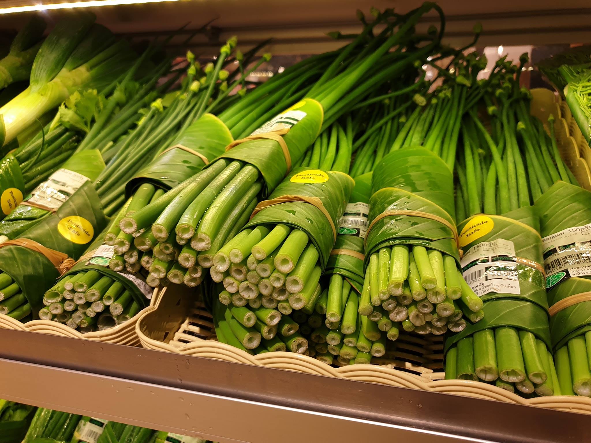 Vietnamese supermarkets go back to leave packaging