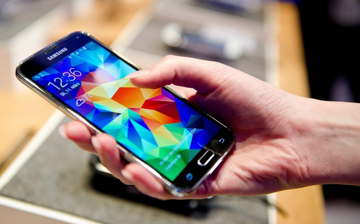 Producers of flexible and punch-hole AMOLED displays Facing Roadblocks