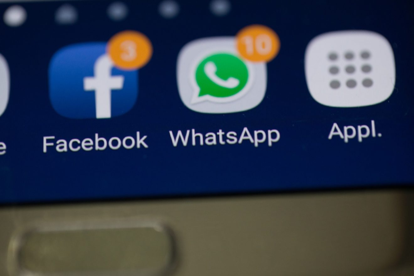 Facebook testing Dark mode for iOS