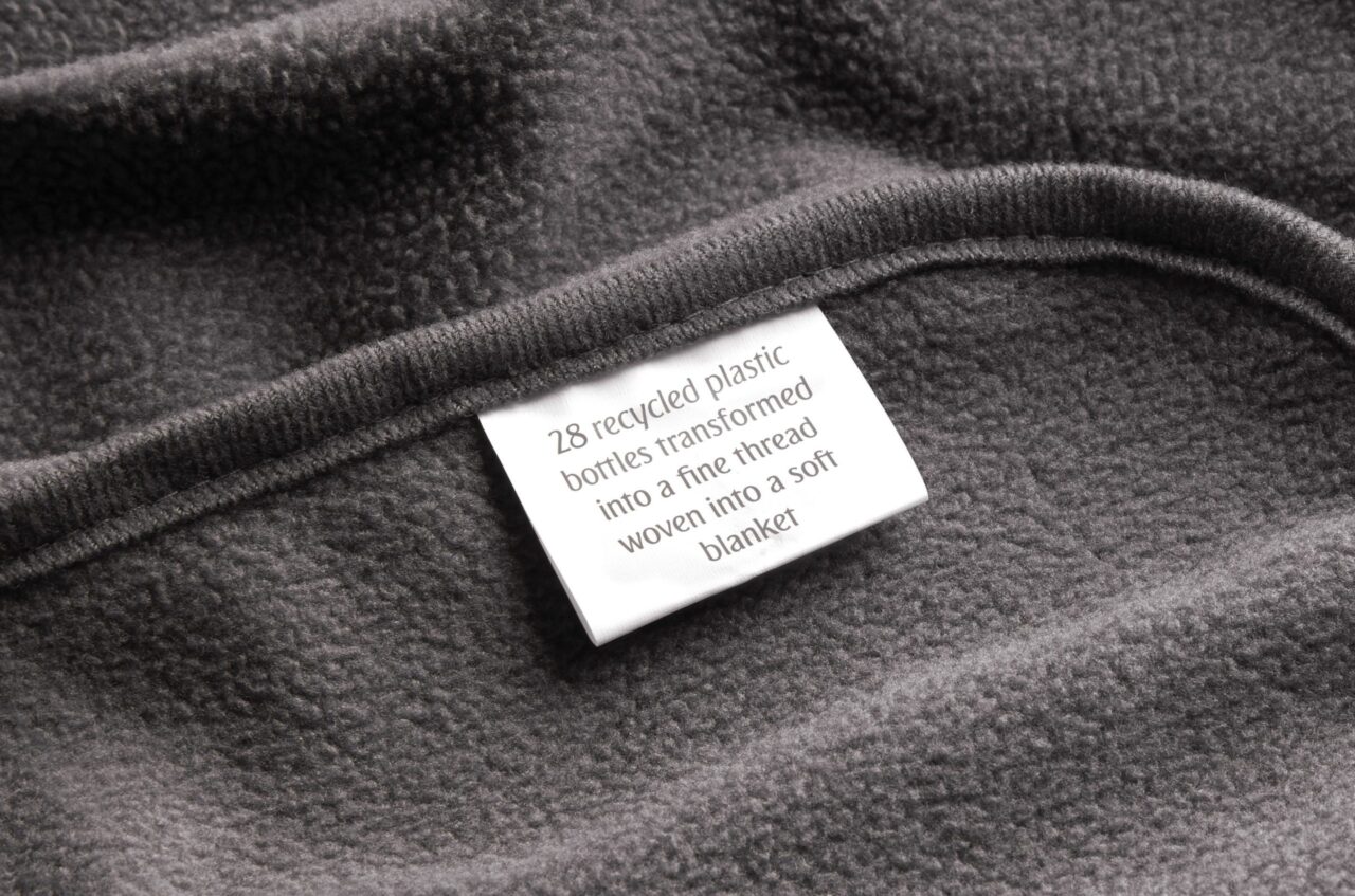 Buzz Emirates ecoTHREAD blanket label detail e1564503556932 scaled 1