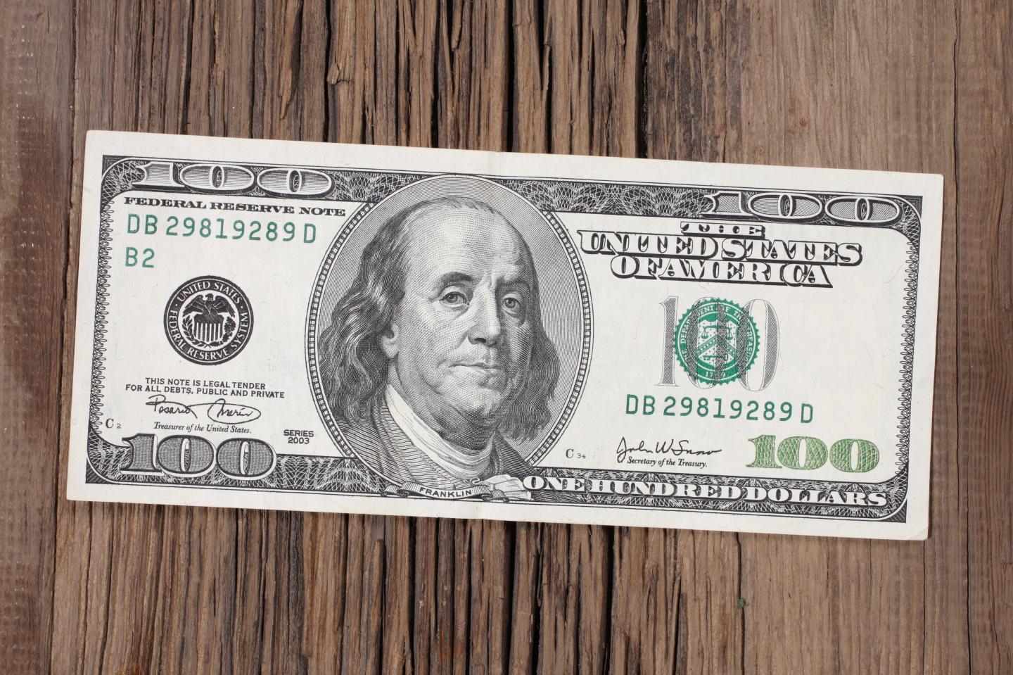 US Dollar Slides against Vietnamese Dong in Black Market Trade Amid Global Market Tremor