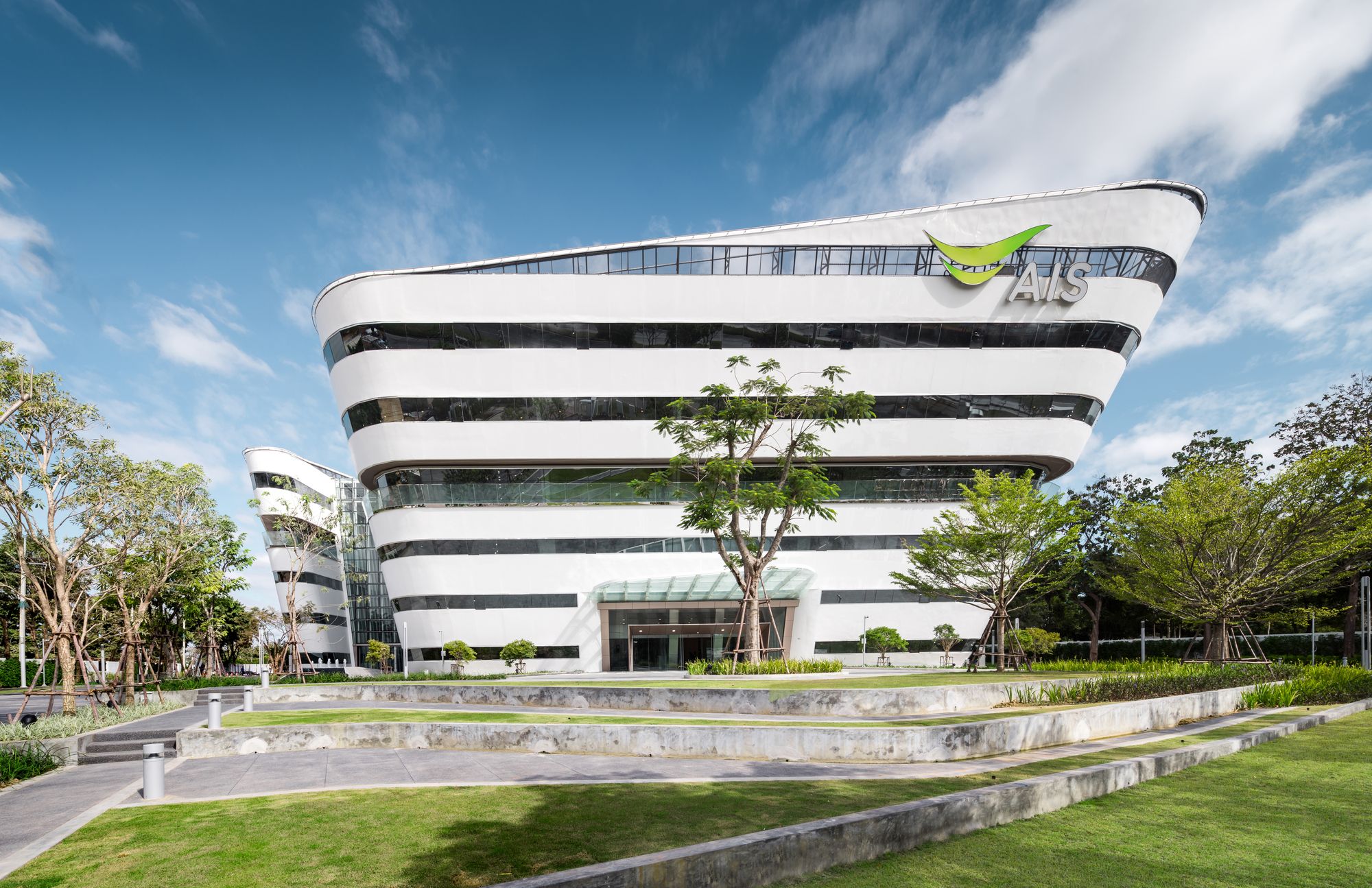AIS Unveils Groundbreaking Homegrown Hyperscale Cloud Platform, Revolutionizing Digital Infrastructure in Thailand
